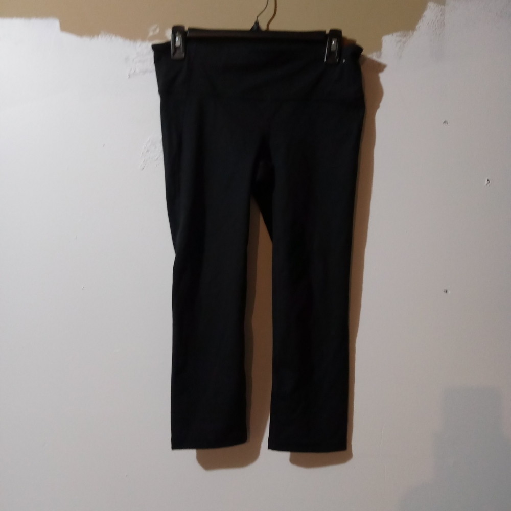 Gap women black Capri yoga pants gap fit pre owned size medium